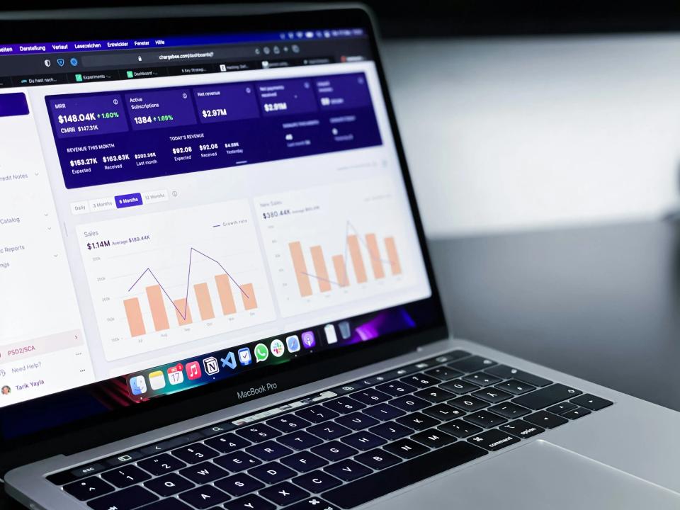 Bærbar computer der viser diagrammer med finansielle data